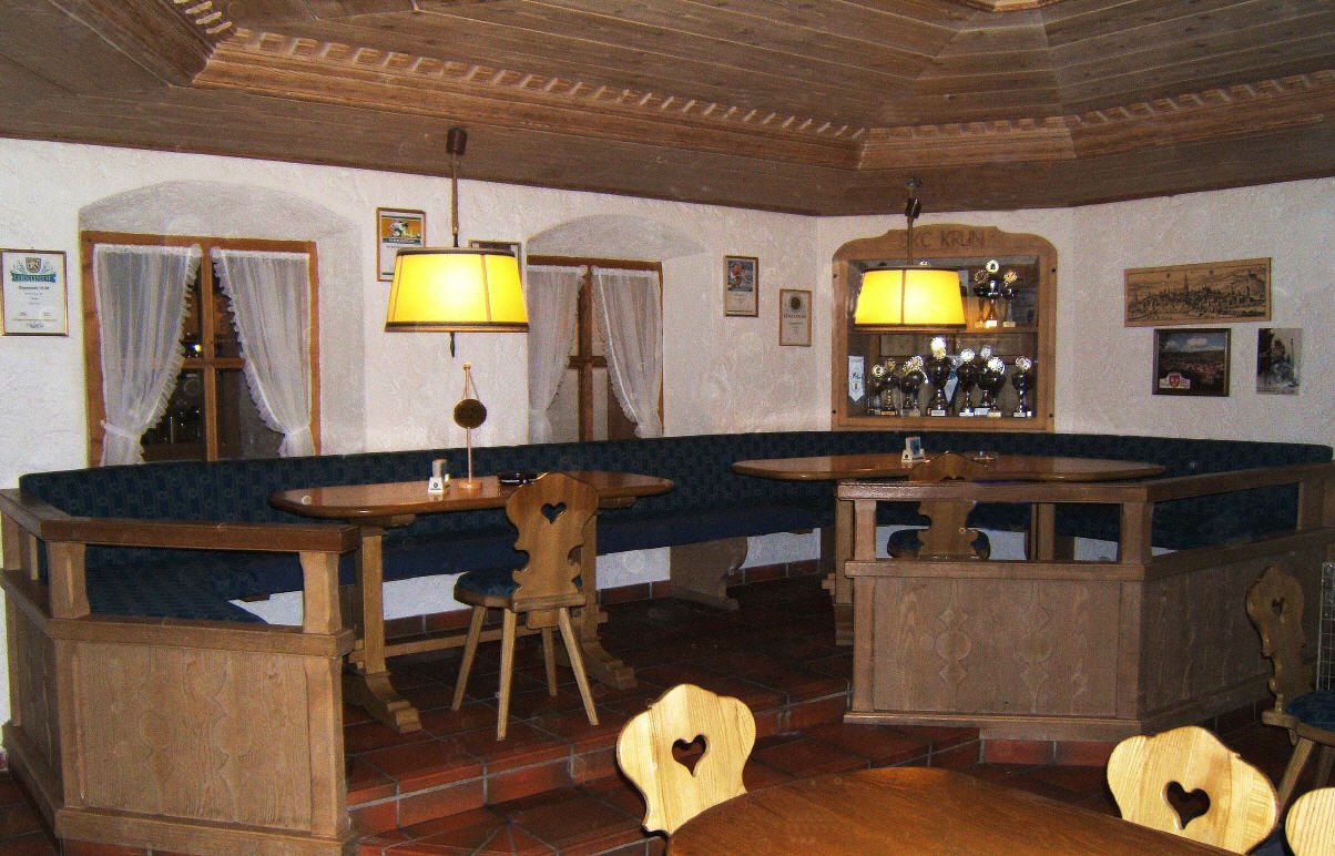Gemütliche Stube mit Vitrine des SKC Krün
